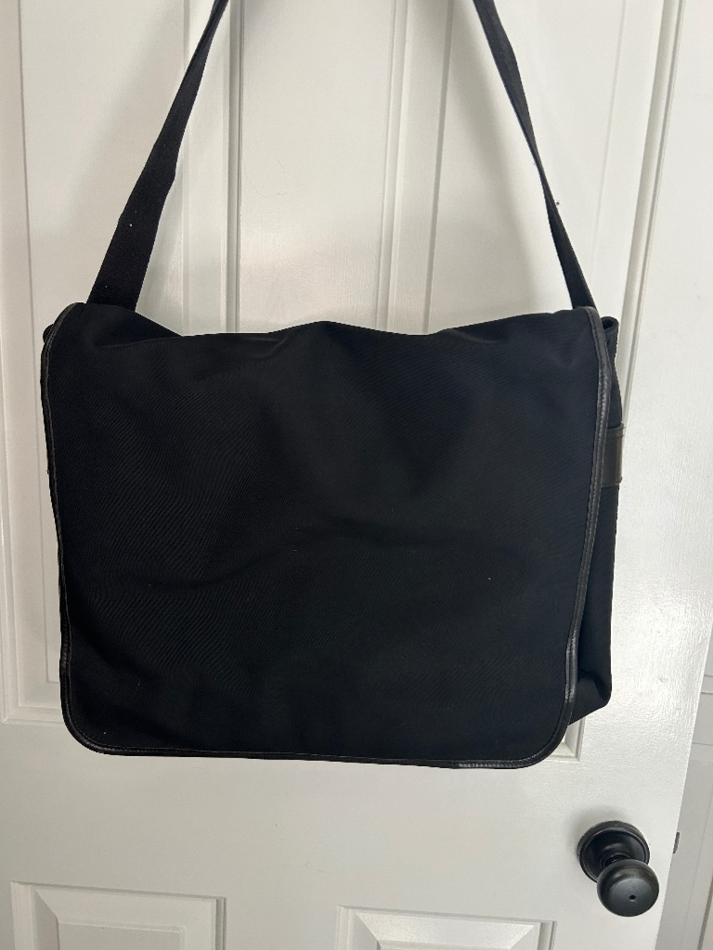 Banana Replublic Classic 2000s messenger bag - black nylon with leather trim